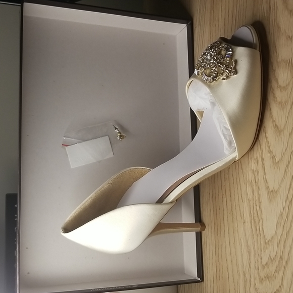 Badgley Mischka Salsa Ivory Satin D'orsay Pumps - Picture 8 of 9